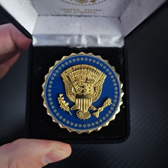 US Presidential Service White House Badge in Small Velvet Case - Reproduction - Picture 3 of 5